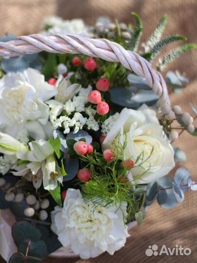 Цветы в корзине розы