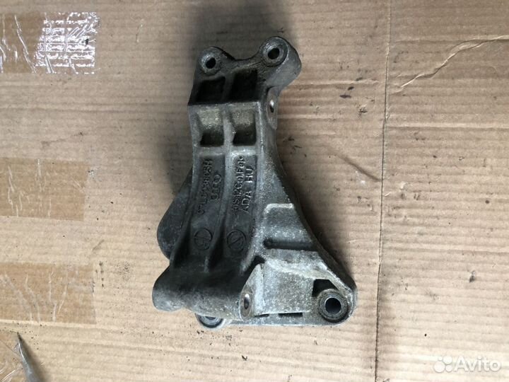 Кронштейн генератора Audi S8 5.2L 07L903805H