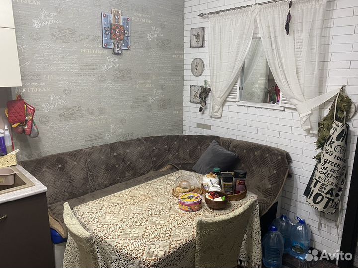 Кухонный уголок со столом