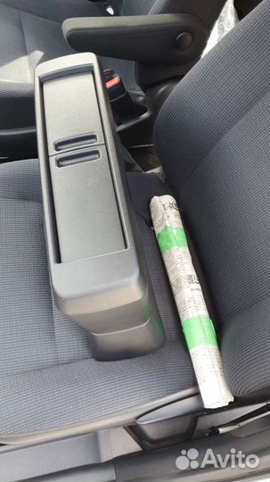 Бардачок между сидений Toyota Sienta