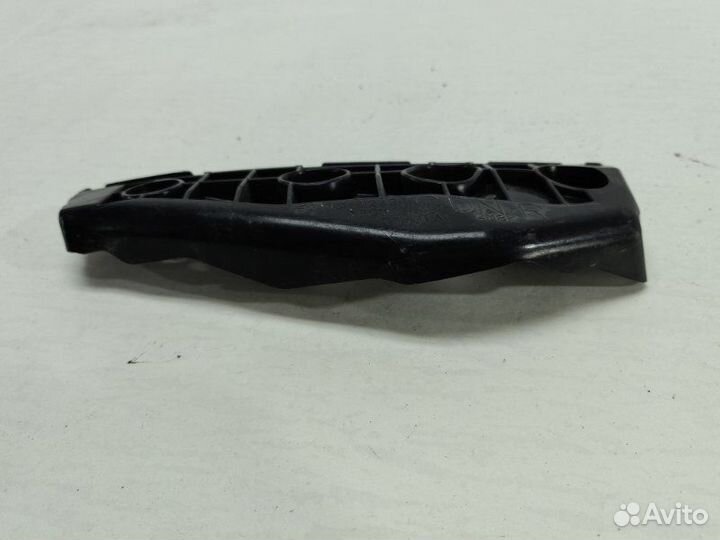 Крепление бампера переднее правое Toyota Corolla