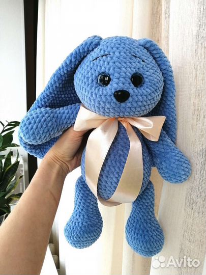 Плюшевый заяц вязаный