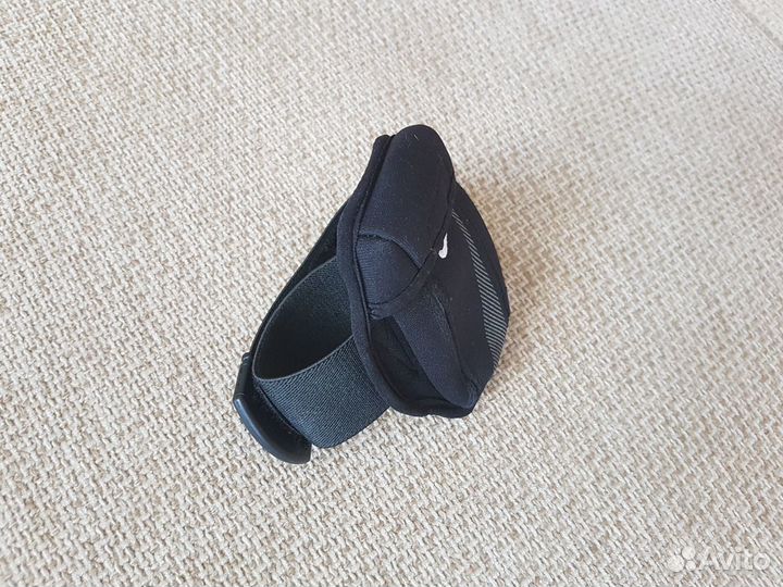 Спортивный чехол на руку Nike