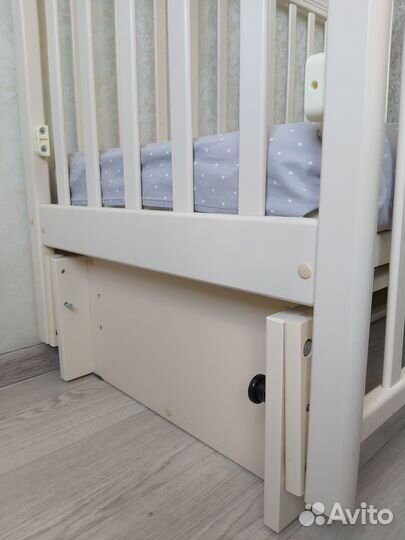 Детская кроватка с маятником