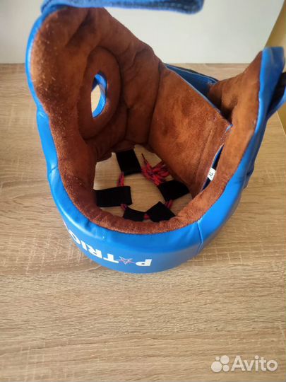 Боксерские перчатки и шлем