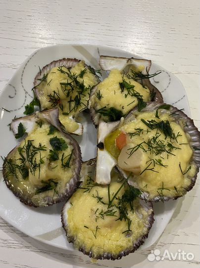 Икорный морской гребешок на полустворке