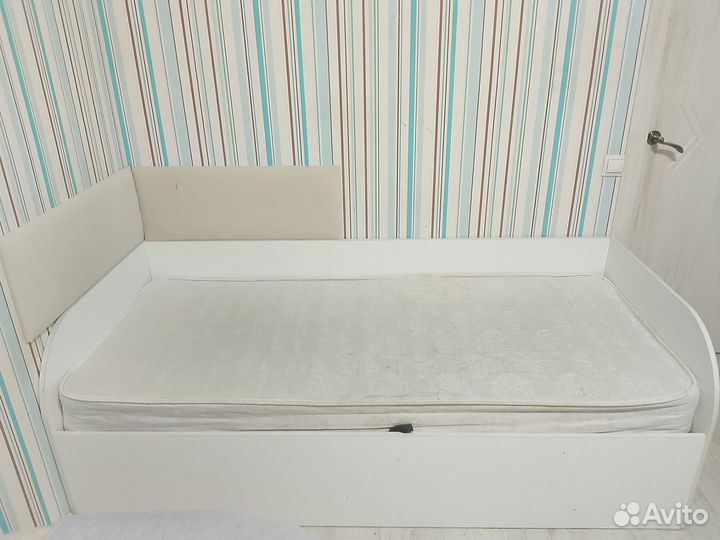 Кровать с матрасом