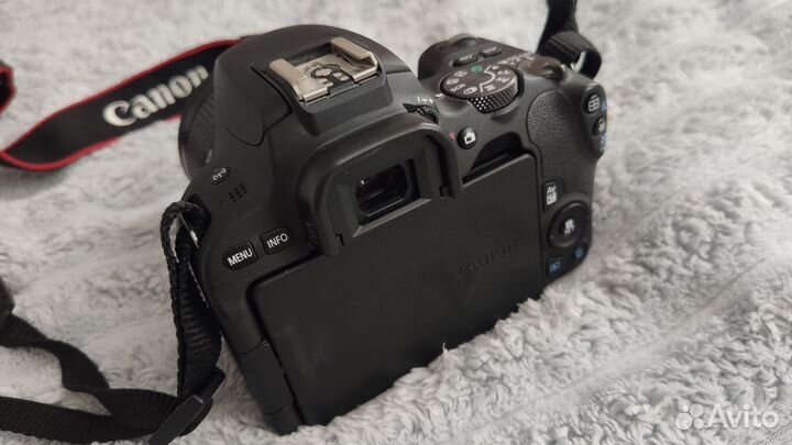 Зеркальный фотоаппарат canon eos 200d