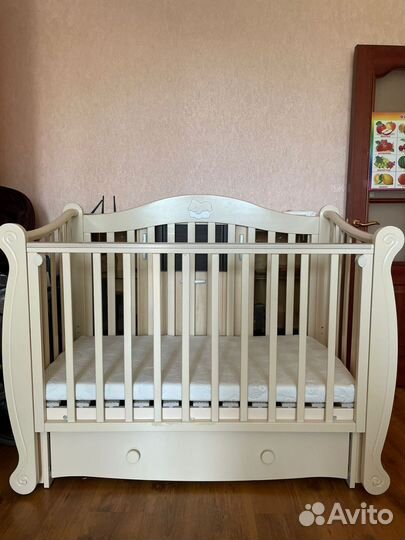 Детская кроватка с маятником и ящиком