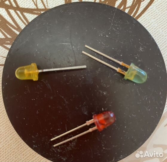 Излучающие светодиоды красный, желтый и зеленый