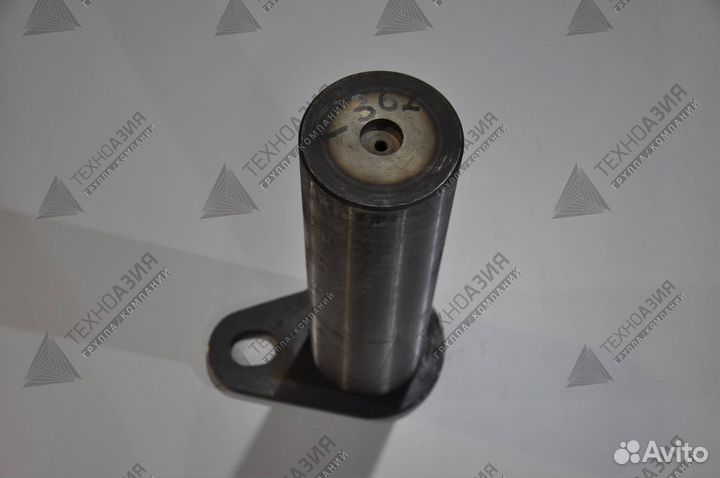 Палец шарнира сочленения коромысла с рамой LG968