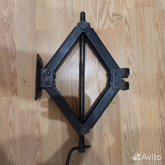 Домкрат винтовой (Россия)