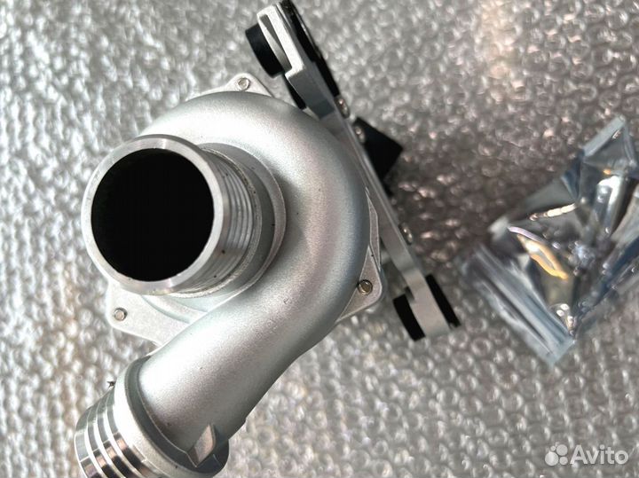 Насос водяной электрически BMW F10 F18 F01