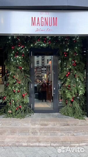 Украшение елками входа