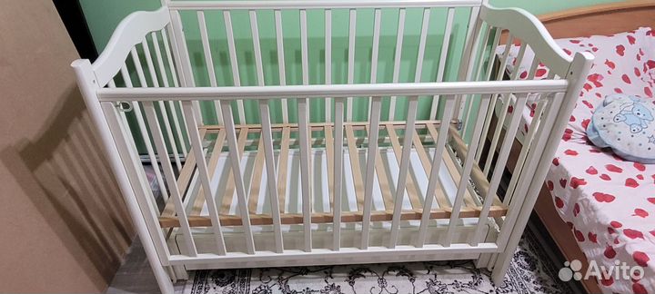 Детская кроватка с универсальным маятником