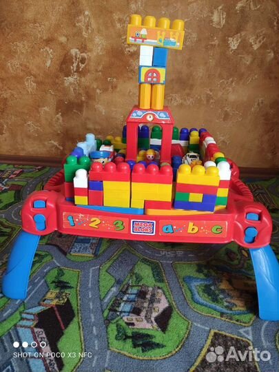 Много фирменных игрушек