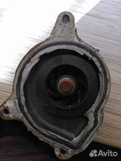 Продам помпу (оригинал) б/у от фольксваген гольф 5