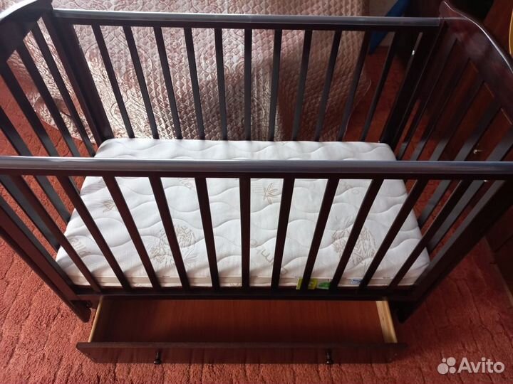Детская кроватка с маятником