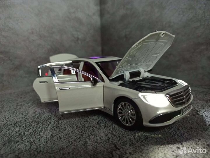 Машинка металлическая Mercedes-Benz