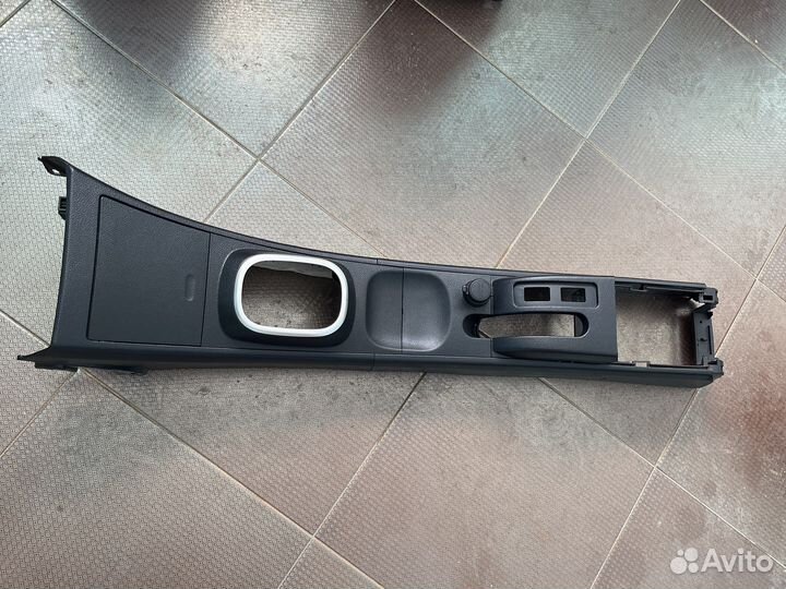 Центральная консоль между сидений Tiida C11