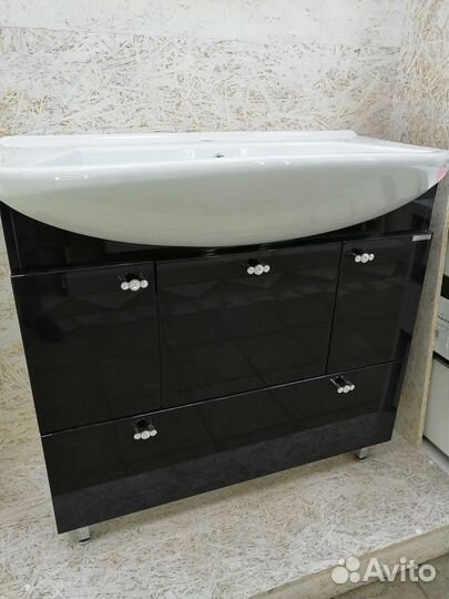 Тумба с раковиной и зеркалом 