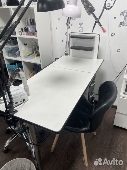 Маникюрный стол