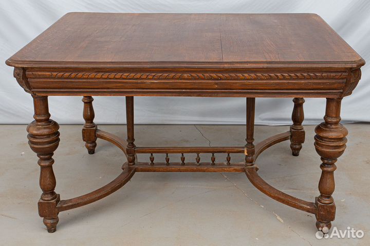 Антикварный обеденный стол из массива