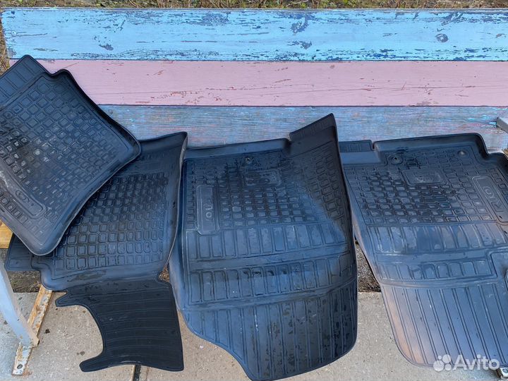 Автомобильные коврики резиновые