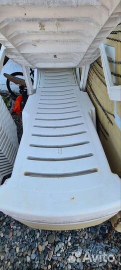 Пляжный шезлонг лежак