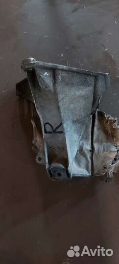 Кронштейн двигателя на Volkswagen Passat B5