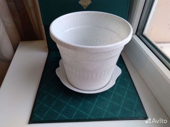 Горшки керамические и пластмассовые