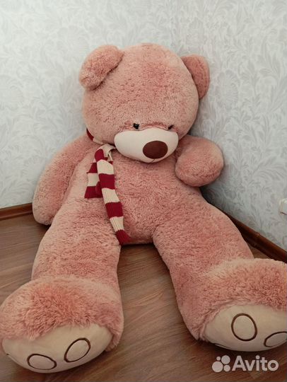 Большой плюшевый медведь