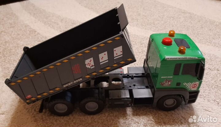Игрушка самосвал с помповым механизмом