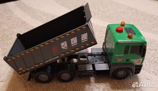 Игрушка самосвал с помповым механизмом