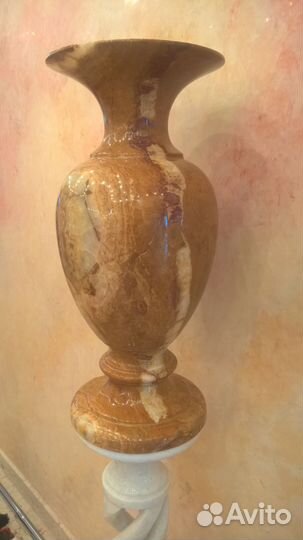 Ваза из оникса с подставкой