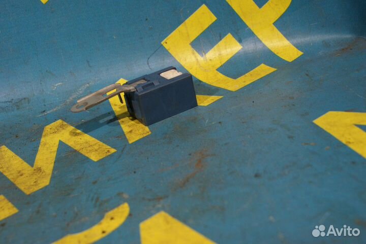 Реле заднего дворника Toyota Corolla E11