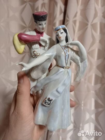 Фарфоровая статуэтка
