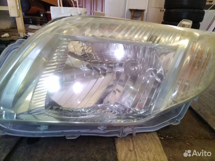 Передние фары на Corolla Fielder 2009 nze 144