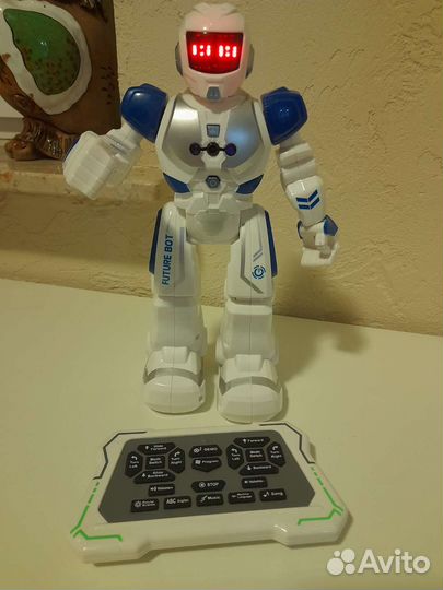 Игрушка робот с пультом