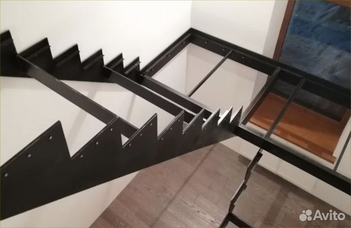 Металлическая лестница на второй этаж