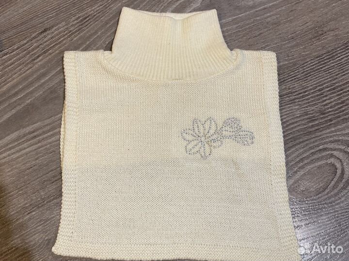 Шапки и манишка на девочку