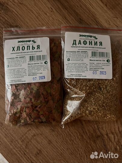 Корм для аквариумных рыб - хлопья и дафния