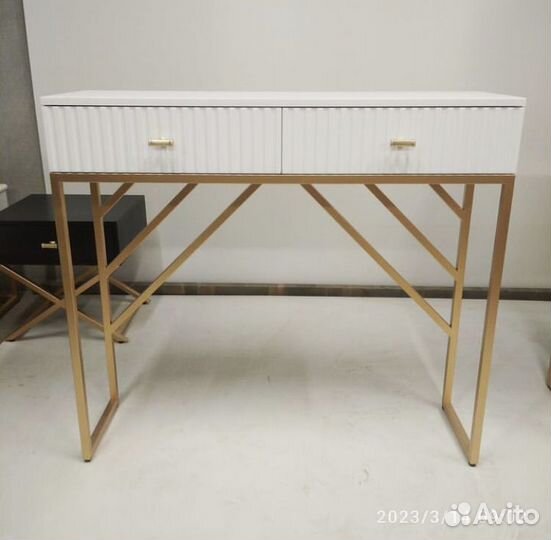 Туалетный столик с зеркалом и подсветкой