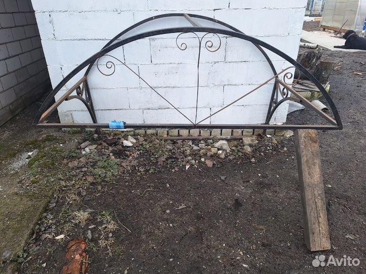 Козырёк над дверью