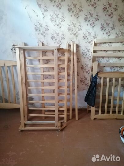 Детская кроватка с маятником