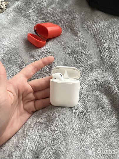 Левый нашуник airpods 1 оригинал