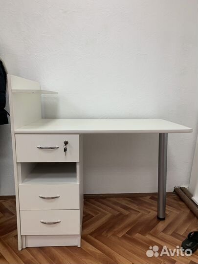 Маникюрный стол