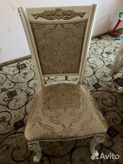 Стол и стулья