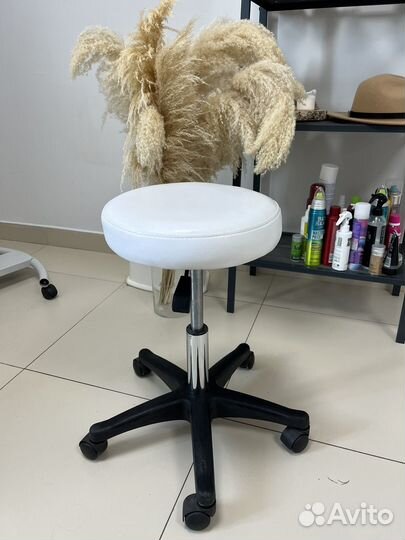 Стул для мастера на колесиках