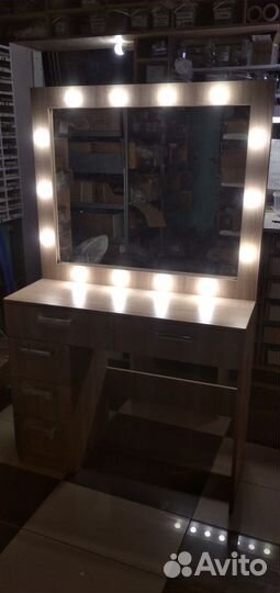 Трюмо с зеркалом и подцветкой
